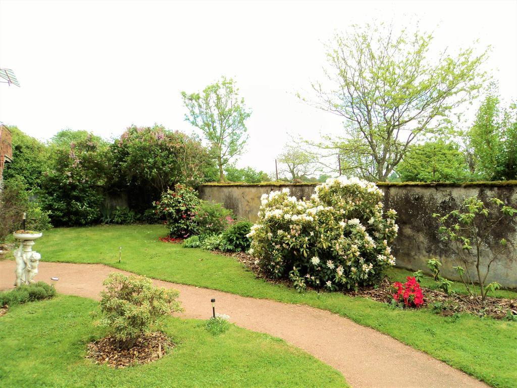 Chambres D'Hotes La Vie En Roses Iguerande Exterior photo